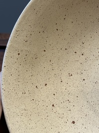 Een grote Chinese Yixing steengoed kom met reli&euml;fdecor, Qianlong merk, 18/19e eeuw
