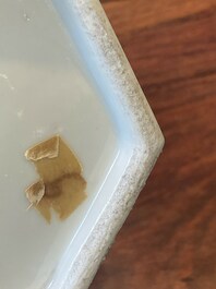 Paire de rares porte-chapeaux en porcelaine de Chine famille rose sur fond bleu &agrave; d&eacute;cor de 'huit immortels', marque et &eacute;poque de Tongzhi