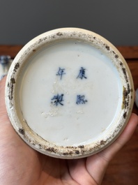 Een paar Chinese blauw-witte dekselvazen en drie potten, 19e eeuw