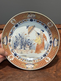 Assiette en porcelaine de Chine de style Imari &agrave; d&eacute;cor des 'Dames au parasol', Qianlong