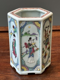 Een hexagonale Chinese famille rose penselenbeker, Yongzheng