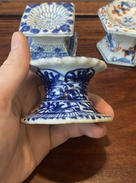 Een paar Chinese blauw-witte vazen en vier zoutvaten in blauw-wit, famille rose en Imari-stijl, Kangxi/Qianlong