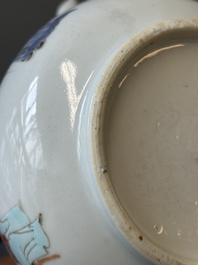 Une soupi&egrave;re couverte sur son support en porcelaine de Chine famille rose &agrave; d&eacute;cor mandarin et une th&eacute;i&egrave;re couverte, Qianlong