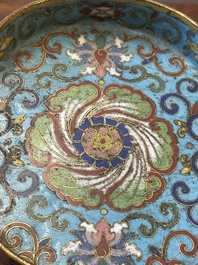 Coupe de forme quadrilobe en &eacute;maux cloisonn&eacute;s &agrave; d&eacute;cor floral sur socle en bois, Chine, Yongzheng