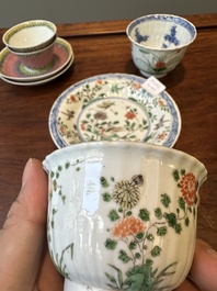 Een paar Chinese famille verte en een paar famille rose koppen en schotels, Kangxi/Yongzheng