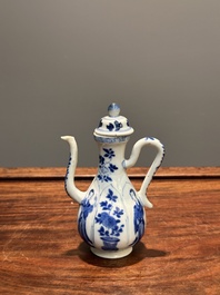 Een Chinese blauw-witte dekselkan met 'Lange Lijzen', jade merk, Kangxi
