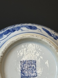 Een paar Chinese blauw-witte dekselvazen en drie potten, 19e eeuw
