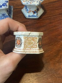 Een paar Chinese blauw-witte vazen en vier zoutvaten in blauw-wit, famille rose en Imari-stijl, Kangxi/Qianlong