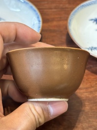 Een verzameling van 23 Chinese koppen en schotels, Kangxi/Qianlong