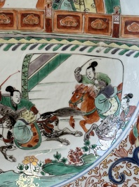 Een paar Chinese verte-Imari 'De vrouwelijke generaals van de familie Yang 楊門女將' schotels, Kangxi