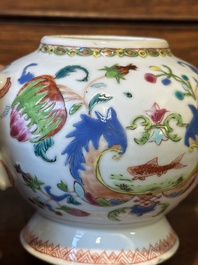 Th&eacute;i&egrave;re couverte en porcelaine de Chine famille rose &agrave; d&eacute;cor 'Pompadour', Qianlong