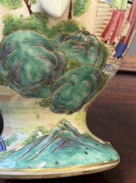 Twee fijne Chinese Canton famille rose theepotten, 19e eeuw