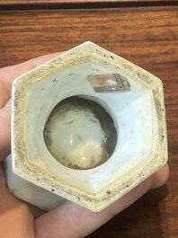 Een paar Chinese blauw-witte vazen en vier zoutvaten in blauw-wit, famille rose en Imari-stijl, Kangxi/Qianlong