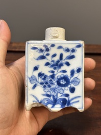 Deux vases, deux pichets miniatures et une bo&icirc;te &agrave; th&eacute; en porcelaine de Chine en bleu et blanc, Kangxi