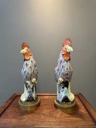 Paire de sculptures de coq en porcelaine de Chine famille rose aux montures en bronze dor&eacute;, Qianlong