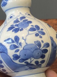 Een paar Chinese blauw-witte rozenwater sprenkelaars voor de islamitische markt, Kangxi