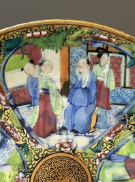 Une paire d'assiettes en porcelaine de Chine en bleu et blanc surd&eacute;cor&eacute; en Canton, une assiette aux gar&ccedil;ons jouant et une assiette ajour&eacute;e, 19&egrave;me