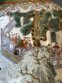 Paire de beaux vases de forme lanterne en porcelaine de Chine famille rose &agrave; d&eacute;cor des 'cent gar&ccedil;ons', marque Yan Xi Tong He 燕囍同和, R&eacute;publique