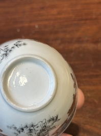 Een Chinese famille rose en grisaille kop en schotel met Xiwangmu die een perzik aangeboden krijgt, Yongzheng