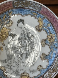 Een Chinese famille rose en grisaille kop en schotel met Xiwangmu die een perzik aangeboden krijgt, Yongzheng