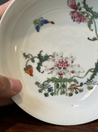 Een paar Chinese famille rose borden met pioenrozen en een vlinder, Yongzheng/Qianlong