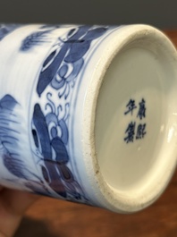 Garniture de cinq vases en porcelaine de Chine en bleu et blanc &agrave; d&eacute;cor de paysage, 19&egrave;me