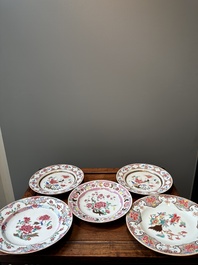 Five Chinese famille rose plates with floral design, Yongzheng/Qianlong