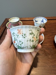 Een paar Chinese famille verte en een paar famille rose koppen en schotels, Kangxi/Yongzheng