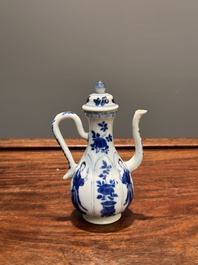 Een Chinese blauw-witte dekselkan met 'Lange Lijzen', jade merk, Kangxi