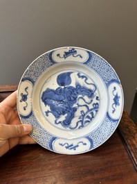 Een paar Chinese blauw-witte borden met boeddhistische leeuwen, ding merk, Kangxi