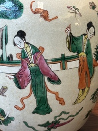 Une paire de pots et un plat en porcelaine de Chine famille rose de Nankin, marque de Chenghua, 19&egrave;me