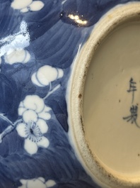 Een paar Chinese blauw-witte dekselvazen en drie potten, 19e eeuw