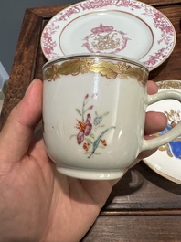 Een paar gemonogrammeerde Chinese roze-ge&euml;mailleerde borden en een paar koppen en schotels met wapendeor, Yongzheng/Qianlong