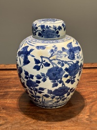 Pot couvert en porcelaine de Chine en bleu et blanc &agrave; d&eacute;cor floral, Kangxi