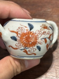 Een Chinese Imari-stijl miniatuur theepot, Kangxi