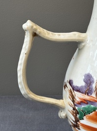 Ensemble des quatre tasses, soucoupes et une verseuse en porcelaine de Chine famille rose &agrave; d&eacute;cor de deux chevaux, Qianlong