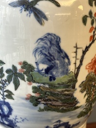 Vase de forme 'gu' en porcelaine de Chine doucai &agrave; d&eacute;cor de coq, marque de Qianlong, 19&egrave;me
