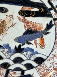 Plat en porcelaine Imari du Japon &agrave; d&eacute;cor de carpes, Edo, 17&egrave;me