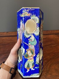 Paire de rares porte-chapeaux en porcelaine de Chine famille rose sur fond bleu &agrave; d&eacute;cor de 'huit immortels', marque et &eacute;poque de Tongzhi