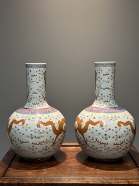 Paire de vases de forme bouteille en porcelaine de Chine famille rose &agrave; d&eacute;cor de dragons, Tongzhi/Guangxu