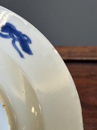 Een paar Chinese blauw-witte borden met boeddhistische leeuwen, ding merk, Kangxi