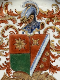 Un plat armori&eacute; et une assiette aux armes de De Heere pour le march&eacute; hollandais en porcelaine de Chine, Qianlong