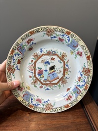 Paire de plats en porcelaine de Chine famille rose &agrave; d&eacute;cor d'antiquit&eacute;s, Yongzheng