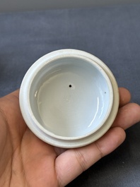 Une soupi&egrave;re couverte sur son support en porcelaine de Chine famille rose &agrave; d&eacute;cor mandarin et une th&eacute;i&egrave;re couverte, Qianlong