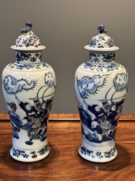 Paire de vases couverts en porcelaine de Chine en bleu, blanc et rouge de cuivre, marque de Kangxi, 19&egrave;me