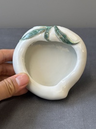 Groupe de trois objets de bureau d'&eacute;rudit en porcelaine de Chine famille rose, marque de Qianlong, 19/20&egrave;me