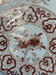 Grand plat en porcelaine de Chine wucai &agrave; d&eacute;cor figuratif et floral, marque de Jiajing, &eacute;poque Transition