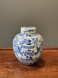 Een paar Chinese blauw-witte dekselvazen en drie potten, 19e eeuw