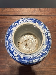 Vase en porcelaine de Chine en bleu et blanc &agrave; d&eacute;cor des 'Longues Dames', Kangxi