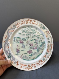 Une cruche en porcelaine de Chine famille rose sur fond vert  &agrave; d&eacute;cor de dragons et un plat &agrave; decor 'sept sages' et &agrave; bord de dragons, 19&egrave;me